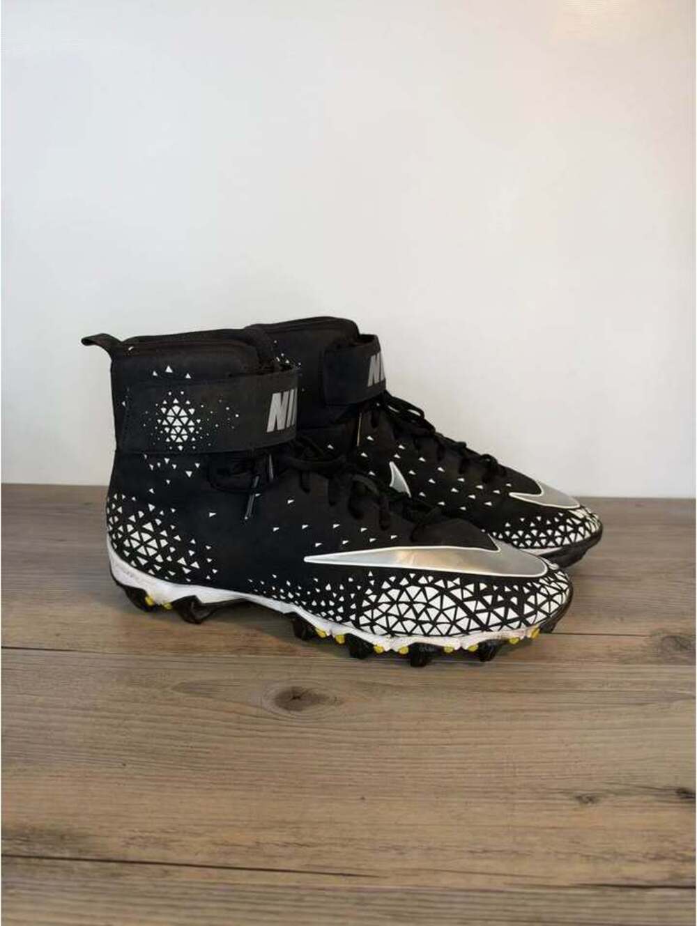Nike Men’s Force Savage Shark High Football Cleats 880109-001 Black Size 10